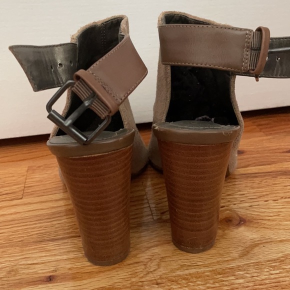 TAHARI Suede peep-toe ankle booties 🤎 - Picture 2 of 4